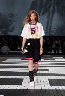sys-master-content-h72-h2b-10195250774046look-027-cruise-2023-24-chanel-show