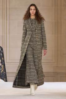 00005-giambattista-valli-2025-ready-to-wear-credit-gorunway.jpg