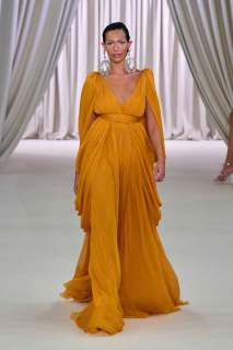 00006-giambattista-valli-spring-2023-couture-credit-gorunway