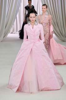 00021-giambattista-valli-spring-2023-couture-credit-gorunway