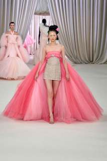 00034-giambattista-valli-spring-2023-couture-credit-gorunway