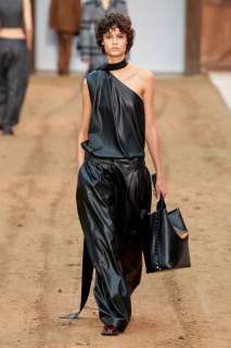 00004-stella-mccartney-fall-2023-ready-to-wear-credit-gorunway