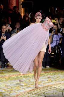 00006-viktor-and-rolf-couture-spring-2023-gorunway-brand