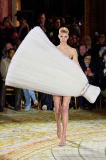 00018-viktor-and-rolf-couture-spring-2023-gorunway-brand