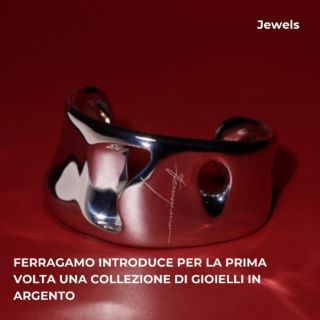 Ferragamo celebra una nuova era di eleganza con la sua prima collezione di gioielli in argento, un perfetto incontro tra tradizione e innovazione. Le nuove creazioni, ispirate all’iconico ornamento Vara, reinterpretano le sue forme con una nuova flessuosità e contemporaneità, arricchite dalla purezza dell’argento. Collane, braccialetti, anelli e orecchini si distinguono per il design scultoreo e l’incisione Ferragamo, simbolo di un lusso senza tempo. Con la visione creativa di Maximilian Davis, i gioielli diventano un elemento essenziale del guardaroba femminile, dove ogni pezzo racconta una storia di bellezza e raffinatezza. 💍
👉🏻Per saperne di più, vai al link in Bio!
@ferragamo 
#FerragamoJewels #EleganzaContemporanea #LuxuryRedefined