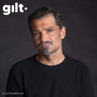 "La letteratura non salva, è vero. Ma per me è quella porta che ci fa scoprire altri mondi e ci fa capire che il nostro è molto più simile a quello degli altri di quanto pensiamo. È uno strumento potente per conoscere meglio se stessi e il mondo, e a volte può assumere i contorni della salvezza."
Daniele Mencarelli, poeta e scrittore tra i più apprezzati della letteratura italiana contemporanea, ci accompagna in un viaggio unico tra sofferenza, cambiamento e resilienza attraverso il potere della scrittura. Autore di opere intense come Tutto chiede salvezza e il recente Brucia l’origine, Mencarelli esplora come la letteratura possa essere una chiave per comprendere noi stessi e il nostro legame con gli altri, trasformando la realtà in un'occasione di rinascita.📚
Nel numero di questo mese, dedicato alla letteratura, la nuova copertina del nostro magazine è dedicata a lui.
👉🏻Per saperne di più, vai al link in Bio!
@librimondadori 
#Letteratura #DanieleMencarelli #Scrittura #Trasformazione #Cultura #TuttoChiedeSalvezza