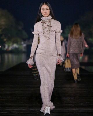 La collezione Métiers d’Art 2024/25 di CHANEL celebra l’essenza del savoir-faire, rendendo omaggio alla tradizione degli atelier che trasformano il lusso in arte.
Ogni capo è una fusione perfetta di artigianato e innovazione, con ricami raffinati, tessuti straordinari e dettagli che incarnano l’eccellenza. La palette sofisticata e i tagli moderni reinterpretano l’eredità di CHANEL, creando una connessione tra passato e futuro.
Questa collezione non è solo moda, ma una vera dichiarazione d’amore per la creatività, la tradizione e la visione audace della maison. Un viaggio unico nel mondo esclusivo dell’artigianalità, dove ogni elemento racconta una storia di passione e perfezione.✨
👉🏻Per saperne di più, vai al link in Bio!
@chanelofficial 
#CHANEL #MétiersdArt #HauteCouture #Artigianalità #SavoirFaire #Lusso #EleganzaIntramontabile #ModaContemporanea