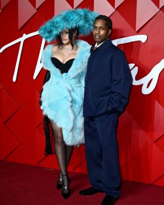 Il British Fashion Council ha svelato i vincitori dei Fashion Awards 2024, presentati da Pandora, premiando i talenti più influenti dell’anno nel mondo della moda, della cultura e dell’intrattenimento. La serata, condotta da Maya Jama e Kojey Radical, ha celebrato l’eccellenza creativa con 16 premi prestigiosi.
- Designer dell’Anno: Jonathan Anderson (JW Anderson & Loewe)
- Modello dell’Anno: Alex Consani
- Miglior Designer di Moda Maschile Britanno: Grace Wales Bonner (Wales Bonner)
- Miglior Designer di Moda Femminile Britanno: Simone Rocha (Simone Rocha)
- Premio per il Successo Straordinario: Tom Ford
- Cultural Innovator Award: A$AP Rocky
- Pandora Leader of Change: Issa Rae
- Trailblazer Award: Remo Ruffini
- Special Recognition: Nan Goldin & Gucci
- Isabella Blow Award: Tyler Mitchell
- Miglior Designer di Accessori Britanni: Stephen Jones
- BFC Foundation Designer Award: Emma Chopova & Laura Lowena (Chopova Lowena)
- New Establishment Womenswear: Marco Capaldo (16Arlington)
- New Establishment Menswear: Priya Ahluwalia (Ahluwalia)
- Special Recognition: Dame Margaret Barbour & Sophia Neophitou-Apostolou
La serata ha anche celebrato i NEW WAVE: Creatives—50 giovani talenti che stanno plasmando il futuro della moda.
Un evento indimenticabile, con performance di Chloe & Halle Bailey, Debbie Harry e Wizkid, e look mozzafiato sul red carpet: i Fashion Awards 2024 hanno dimostrato che la moda continua a ispirare, sfidare e ridefinire. 🏆
👉🏻Per saperne di più, vai al link in Bio!
@britishfashioncouncil 
#FashionAwards2024 #BritishFashionCouncil #Creatività #EccellenzaCreativa